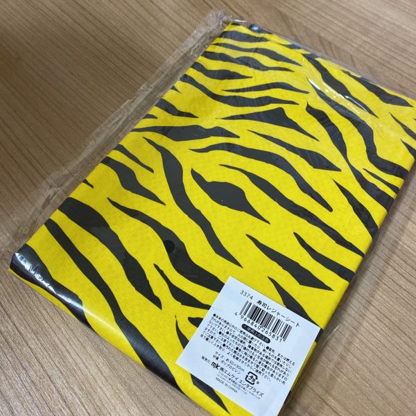 これでお花見の席とりしたらまわり離れていきそうでいいな～っていうレジャーシートふくぶくろにはいってた