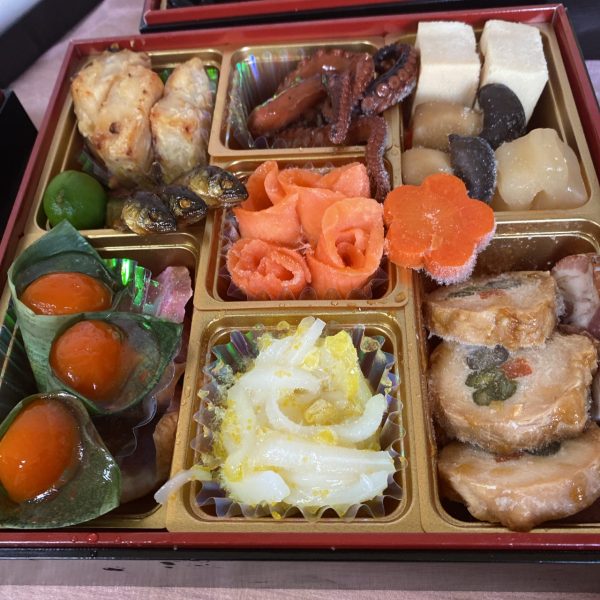 福袋おせちの中身はどれもおいしかった。サーモンたっぷり入ってて満足