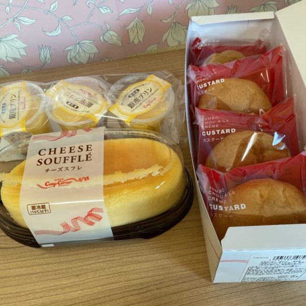 コージーコーナーの生菓子福袋中身ならべてみた。チーズスフレやプリンなどがはいっていた