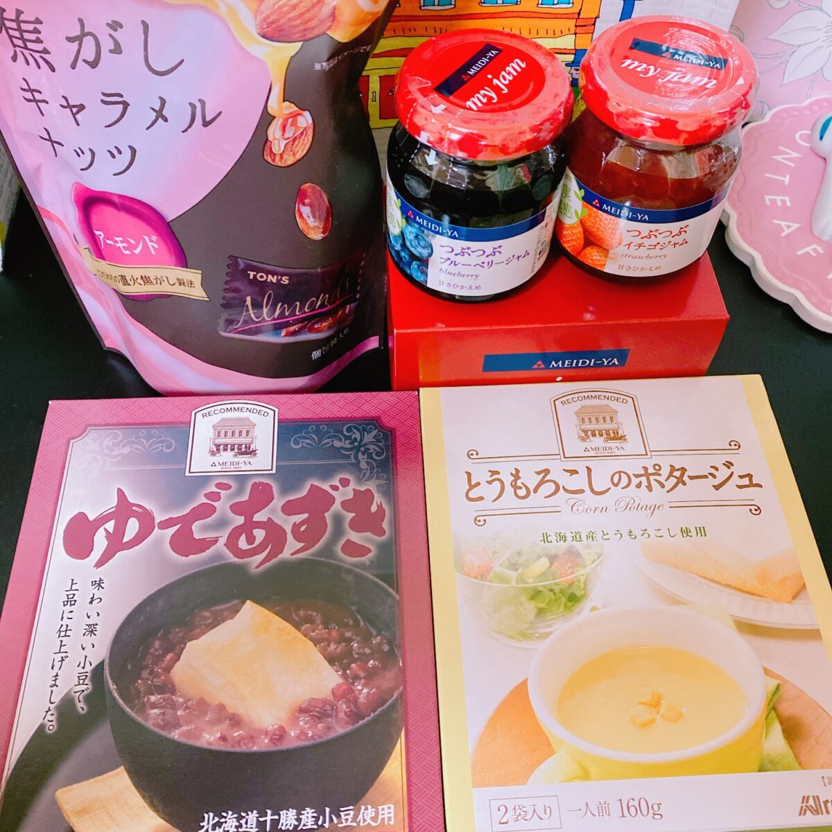 明治屋福袋を開封。ジャムやゆであずきなどが入っていた。