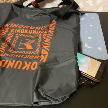 KINOKUNIYAバッグは横から財布やスマホを収納できる
