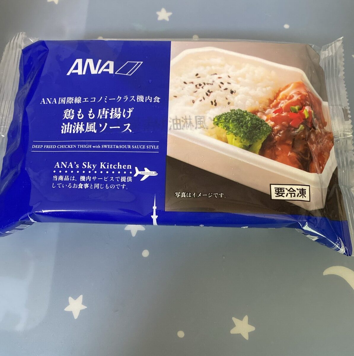  夏旅気分をご自宅で！夏バテにも負けない！人気の機内食を詰め合わせました！ 【 ANA's Sky Kitchen 】おうちで旅気分！！ANA国際線エコノミークラス機内食 ブルーリストランテ特別便　夏福袋　12個入り ANA国際線 機内食 冷凍弁当 お弁当 お取り寄せグルメ 簡単 時短 洋食 和食 ana アナ機内食 冷凍 ギフト仕送り夜食 福袋 夏休み 夏福袋 商品番号： 800572 9,600円送料無料 347ポイント3倍内訳 7,600円で購入可! (楽天カード入会＆ポイント利用の場合) 通常２~6営業日（土日祝を除く）以内に発送となります、商品到着指定はご利用になれません。 必須 了承した この商品は単品配送です。同一商品を複数ご購入の場合、または別の商品のご購入の場合でも、到着日が異なる場合がございます。 必須 了承した 数量 1 かごに追加 購入手続きへ お届け先 茨城県 配送予定 23:00までの注文で最短7/10にお届け 配送情報 送料無料 クール冷凍便(ヤマト運輸) 送料無料ライン対象外 ※離島･一部地域は追加送料がかかる場合があります。 すべての配送方法と送料を見る 販売期間 2024/06/04 20:00 ～ 2024/08/31 23:59 販売開始・終了前に通知を受け取る 4.70 （76件） レビューを書く 商品についてのお問い合わせ 不適切な商品を報告 友達にメールですすめる 6 夏旅気分をご自宅で！夏バテにも負けない！人気の機内食を詰め合わせました！ 【 ANA's Sky Kitchen 】ブルーリストランテ特別便　夏福袋　12個入り 内容量：12個（ビーフシチュー＆とろとろ玉子のオムライス 2個、タンドリーチキン風サフランライス添え 2個、牛肉と茄子の煮込みクリームペンネ添え 2個、パエリア 2個、鶏もも唐揚げ油淋風ソース 2個、ビーフハンバーグステーキ イタリアントマトソース 2個） ビーフシチュー＆とろとろ玉子のオムライス ■原材料名 米飯（精白米（国産）、植物油脂、発酵調味液、マーガリン、食塩、香辛料）、ビーフシチュー（牛肉、たまねぎ、ソテーオニオン、トマトペースト、マッシュルーム水煮、ワイン、砂糖、牛脂、小麦粉、トマトケチャップ、チキンエキス、にんじんピューレ、植物油脂、食塩、マッシュルームブイヨン、たまねぎエキス、あさりエキス、酵母エキス、香辛料）、スクランブルエッグ（液卵、植物油脂、乳等を主要原料とする食品、でん粉、乾燥卵白、バター、食塩、砂糖、還元水あめ、チキンブイヨンパウダー、ほたてエキスパウダー、乳たん白）、ほうれんそう味付（ほうれんそう、マーガリン、食塩）、にんじん味付（にんじん、砂糖、マーガリン）、グリンピース、ホワイトソース、レモンジュース ／ 着色料（カラメル、カロチノイド）、増粘剤（加工でん粉、増粘多糖類）、加工でん粉、調味料（アミノ酸等）、乳化剤、リン酸塩（Na）、香料、（一部に小麦・乳成分・卵・牛肉・大豆・鶏肉を含む） ■栄養成分表示 1食（290g）当たり 熱量 481kcal、たんぱく質12.2g、脂質 21.8g、炭水化物 59.2g、食塩相当量 2.7g ※この表示値は、目安です。 ■アレルギー 小麦・乳成分・卵・牛肉・大豆・鶏肉 タンドリーチキン風サフランライス添え ■原材料名 サフランライス（精白米（国産）、調製食用脂（バター、植物油脂）、発酵調味液、植物油脂、食塩、香辛料）、タンドリーチキン風味付鶏肉（鶏肉（ブラジル産）、鶏肉味付用調味液（植物油脂、香辛料、カレー粉、食塩、肉エキス、たん白加水分解物、全粉乳、乳加工品）、植物油脂）、揚げなす、赤パプリカ、緑ピーマン ／ 調味料（アミノ酸等）、着色料（紅麹、カロチノイド）、（一部に小麦・乳成分・大豆・鶏肉を含む） ■栄養成分表示 1食(226g)当たり 熱量 522kcal、たんぱく質 22.4g、脂質 26.9g、炭水化物 47.7g、食塩相当量 2.3g ※この表示値は、目安です。 ■アレルギー 小麦・乳成分・大豆・鶏肉 牛肉となすの煮込み クリームペンネ添え ■原材料名 牛肉となすの煮込み（牛肉（国産）、トマトミックスソース、揚げなす、植物油脂、にんじんピューレ、にんにくペースト、トマトペースト、食塩、砂糖、ビーフエキス、小麦粉、ワイン、ローストオニオンペースト、香辛料）、ペンネクリームソース（ペンネ、生クリーム、ベーコン、植物油脂、食塩、香辛料）、グリンピース ／ 増粘剤（加工でん粉、増粘多糖類）、調味料（アミノ酸等）、加工でん粉、乳化剤、カゼインNa、リン酸塩（Na）、くん液、発色剤（亜硝酸Na）、コチニール色素、香辛料抽出物、（一部に小麦・乳成分・卵・牛肉・大豆・豚肉を含む） ■栄養成分表示 1食(232g)当たり 熱量 473kcal、たんぱく質12.5g、脂質 33.4g、炭水化物 30.6g、食塩相当量 2.8g ※この表示値は、目安です。 ■アレルギー 小麦・乳成分・卵・牛肉・大豆・豚肉 パエリア ■原材料名 パエリアライス（精白米（国産）、トマトミックスソース、調製食用脂（バター、植物油脂）、植物油脂、発酵調味液、にんにく、チキンコンソメパウダー、食塩、香辛料）、味付具材（鶏肉、いか、トマトミックスソース、チキンウインナー、えび、食塩、香辛料）、さやいんげん、赤ピーマン、ライプオリーブ、乾燥パセリ ／ 調味料（アミノ酸等）、pH調整剤、香辛料抽出物、グルコン酸鉄、ウコン色素、クエン酸、加工でん粉、カゼインNa、リン酸塩（Na）、発色剤（亜硝酸Na）、（一部に小麦・乳成分・えび・いか・大豆・鶏肉を含む） ■栄養成分表示 1食(214g)当たり 熱量 422kcal、たんぱく質 18.6g、脂質 14.3g、炭水化物 54.6g、食塩相当量 2.3g ※この表示値は、目安です。 ■アレルギー 小麦・乳成分・えび・いか・大豆・鶏肉 鶏もも唐揚げ油淋風ソース