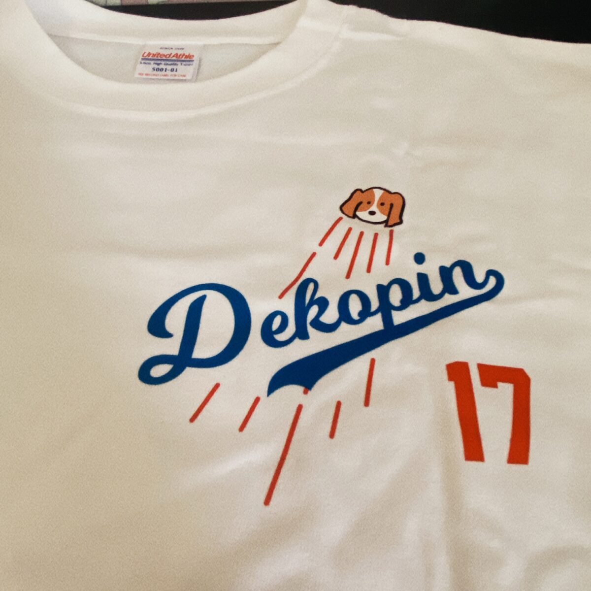 デコピンTシャツ