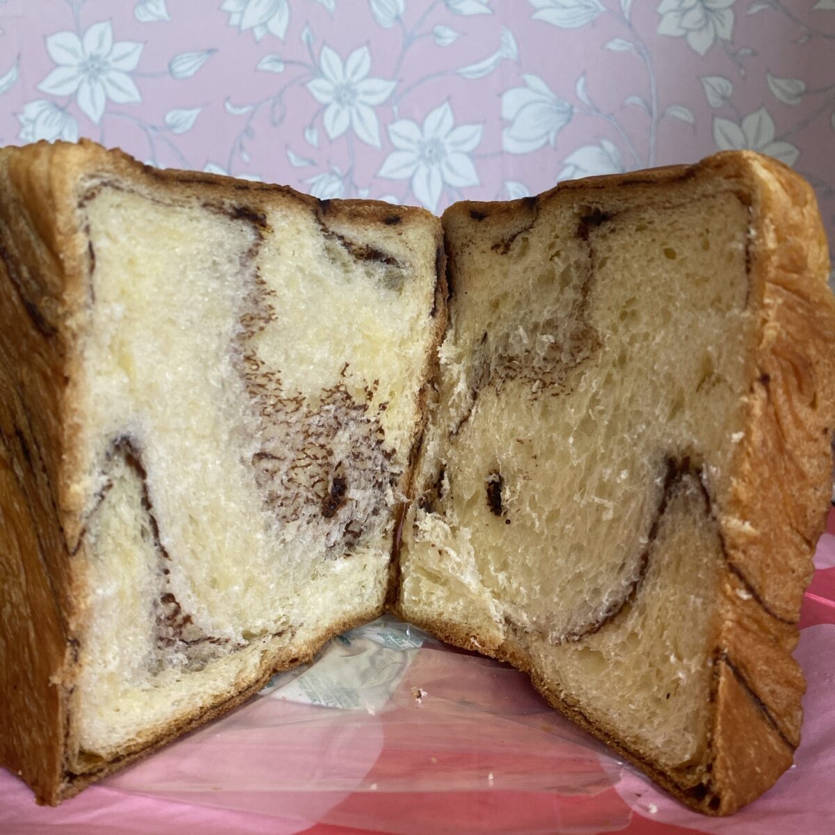デニッシュパン福袋のチョコパン割ってみた