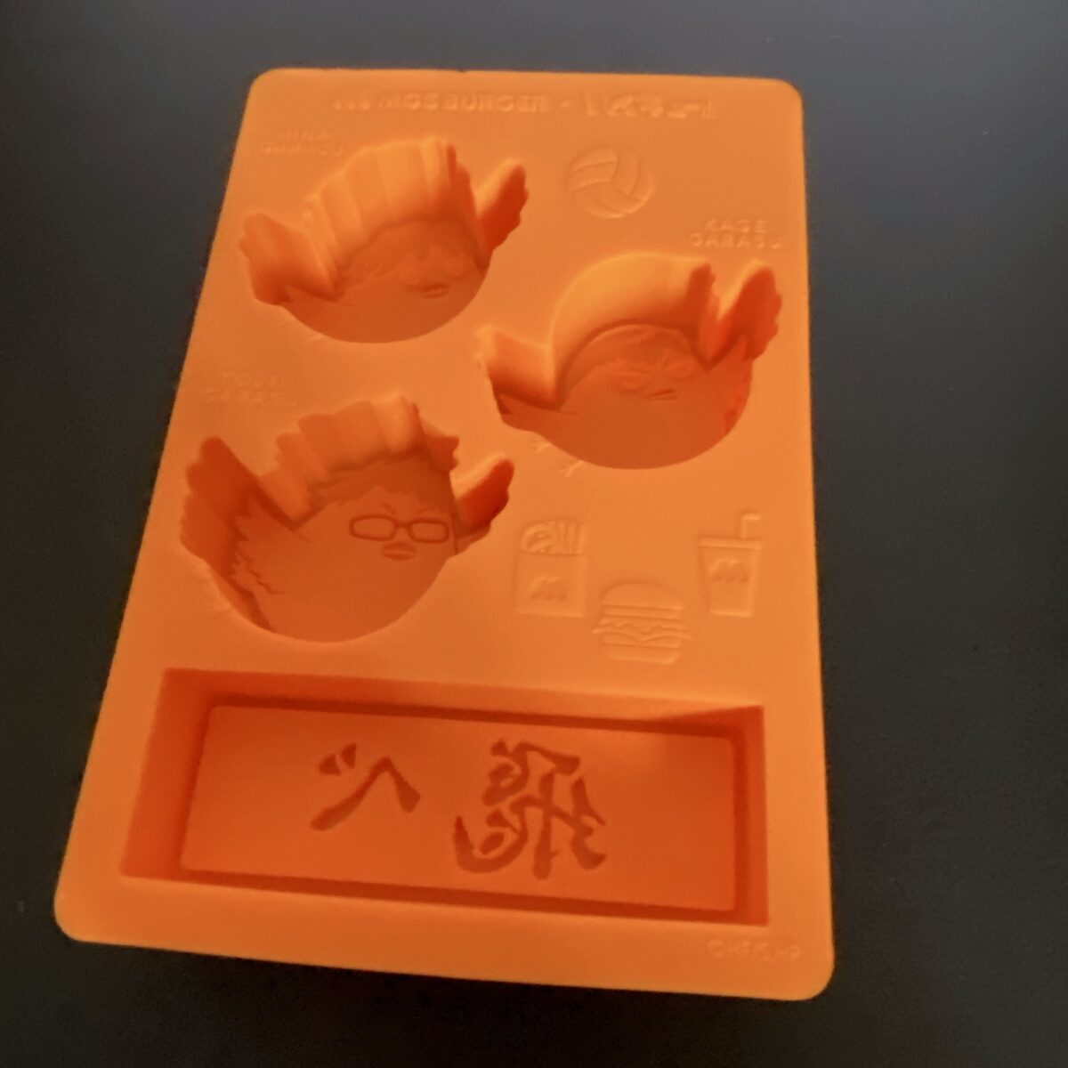 モス福袋に入ってたヒナガラスたちの製氷トレー