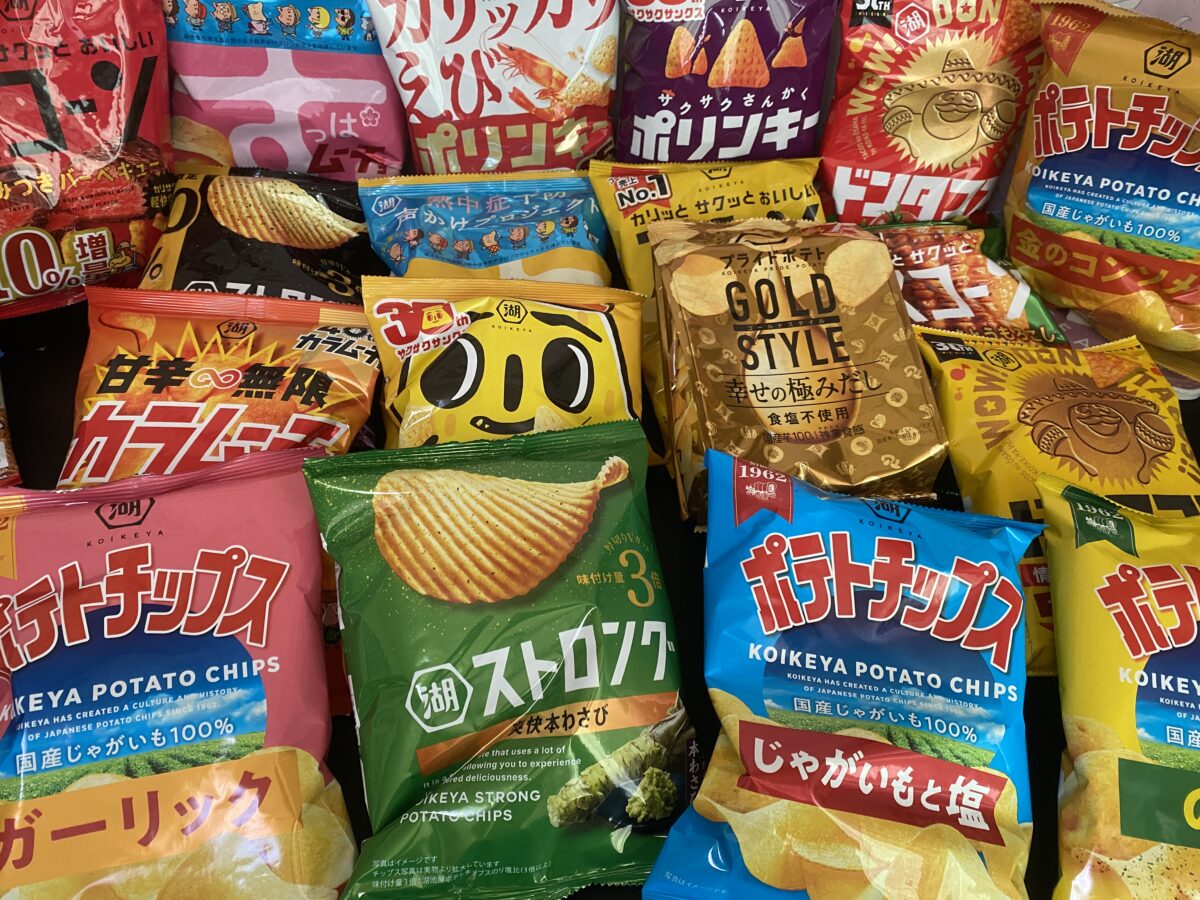 湖池屋オンラインで購入した福箱には机に乗り切らないほどのポテチやスコーンなどのスナック菓子が入ってたよ