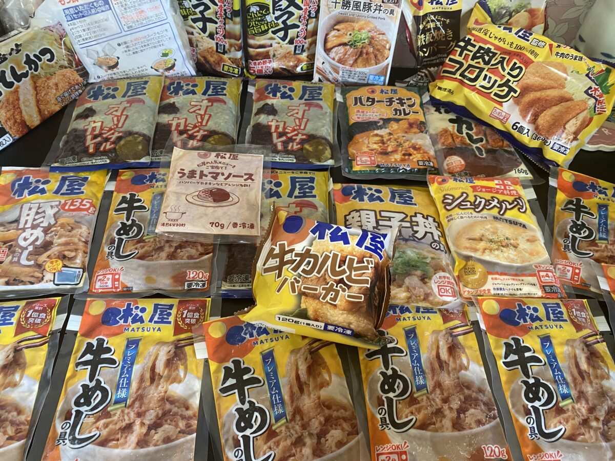 松屋フーズの新春福袋2026年分の中身ネタバレ画像。カレー、牛めしのもと、コロッケなどいろいろな冷凍食品が入っていた。
