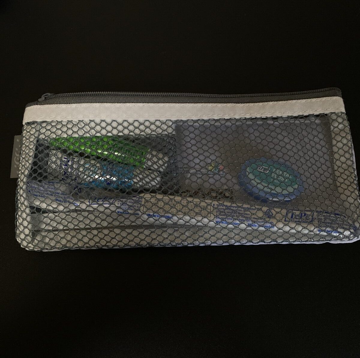 ハブラシを入れるポーチはちゃんと歯磨き粉を入れるポケットもついている