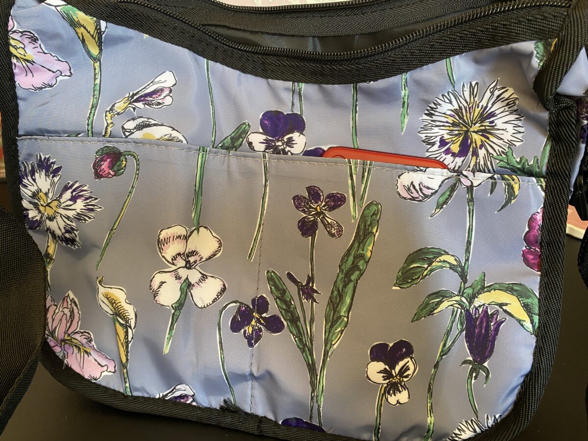 ショルダーバッグはスマホがすっぽり入る外側のポケットが入ってる