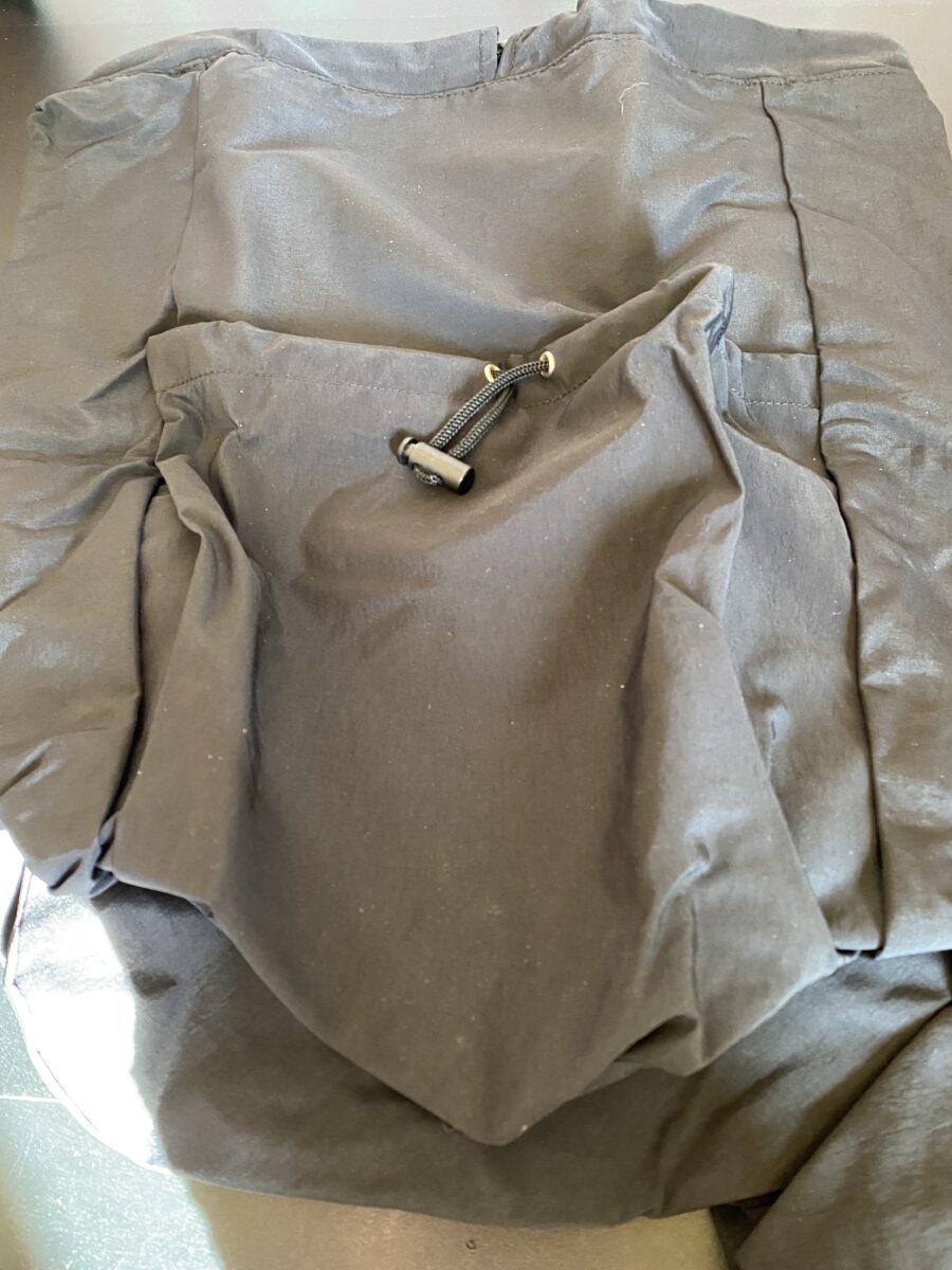 ミニマルデザインのショルダーバッグ