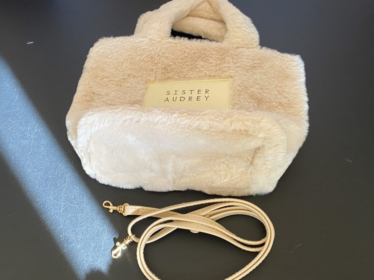 ショルダーバッグにもなるモフモフバッグ