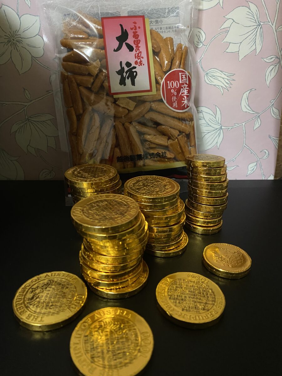 福袋に入っていた金貨と柿の種