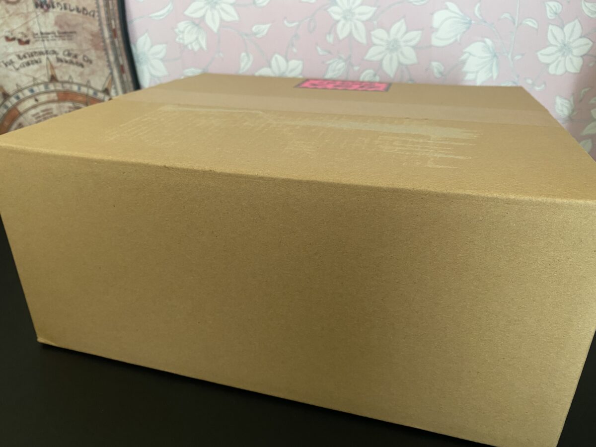 久世福から届いた福袋の入った段ボール