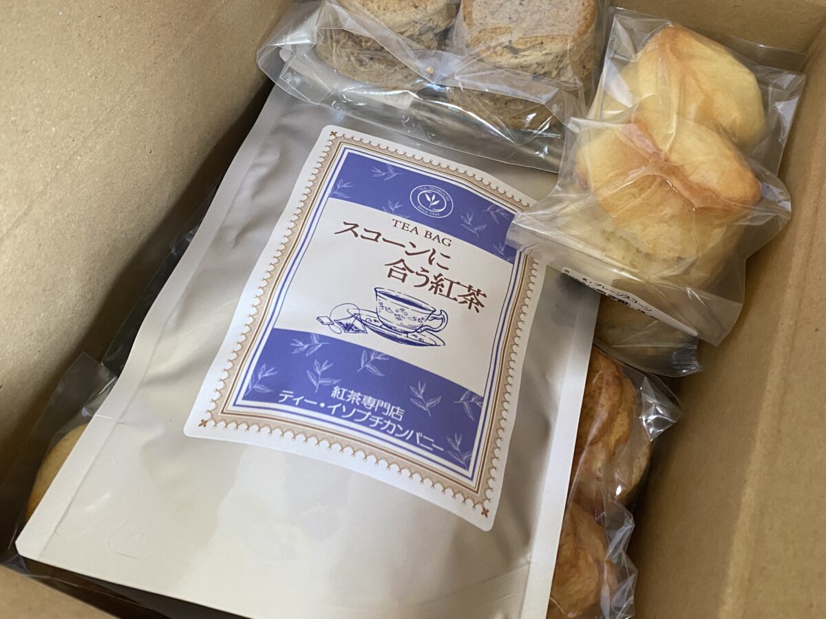 紅茶とスコーンの入った福袋