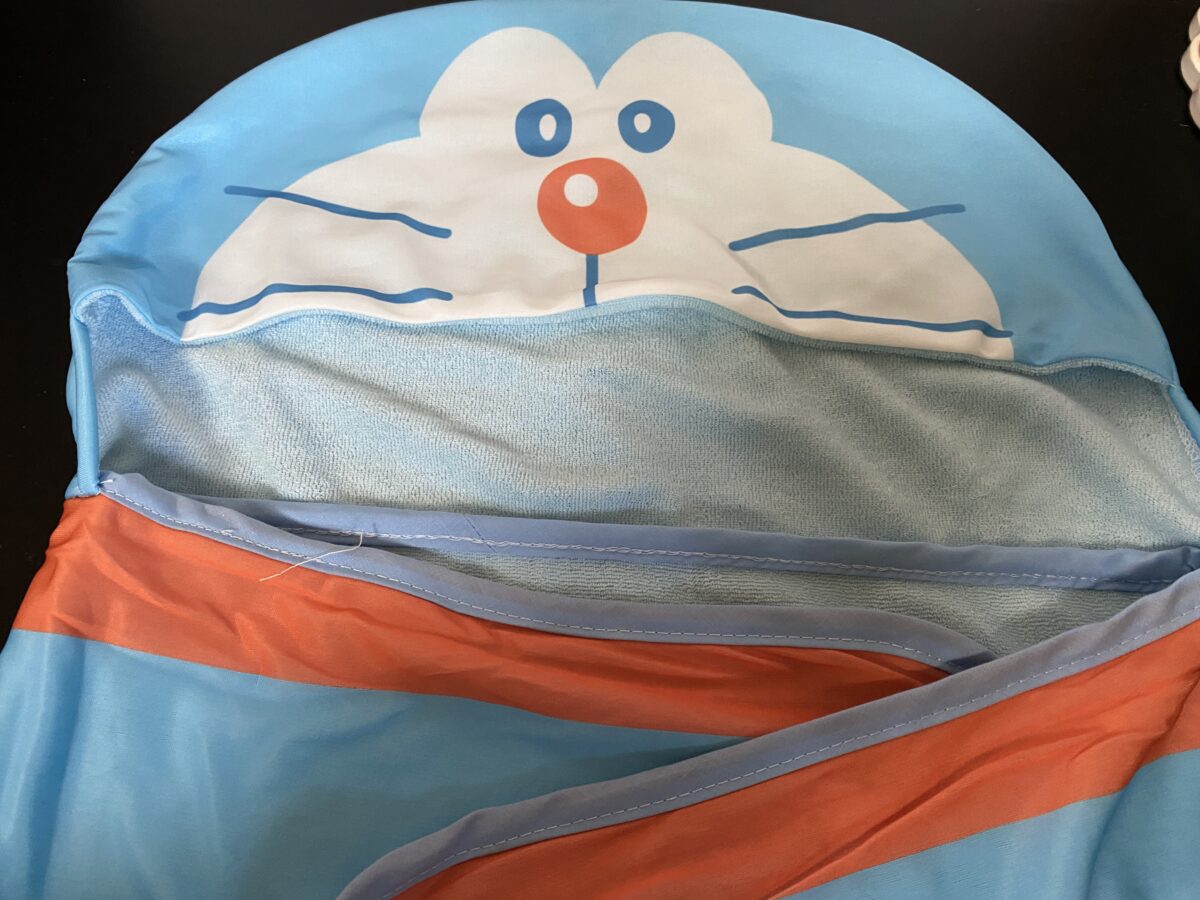 フード部分がドラえもんになってます