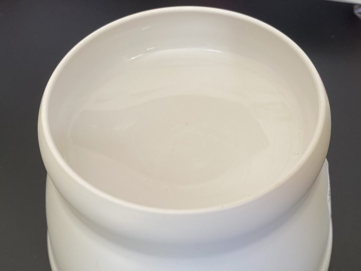 ねこのごはんいれ