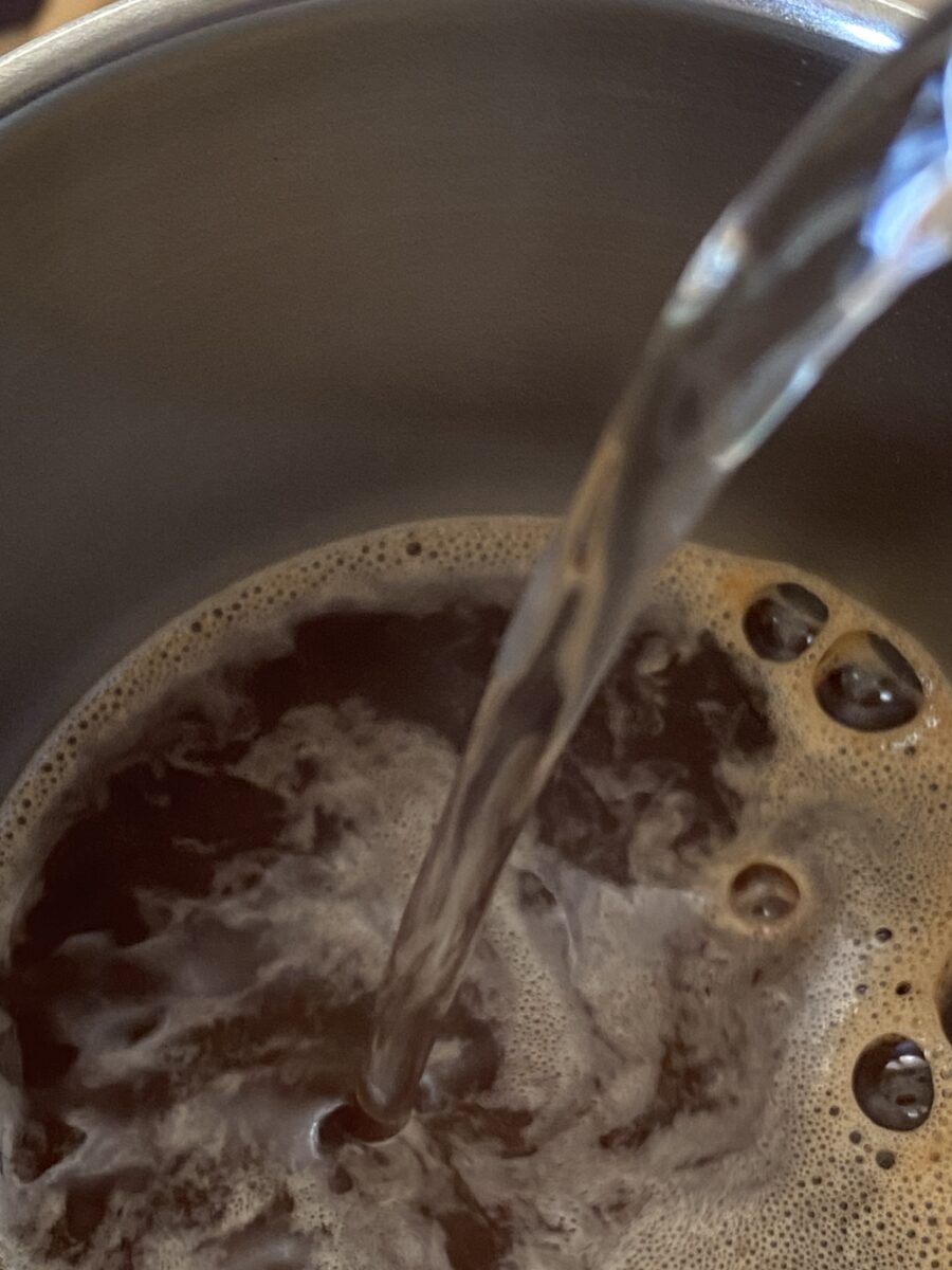 TeaFRU 苺アールグレイにお湯を注いだ