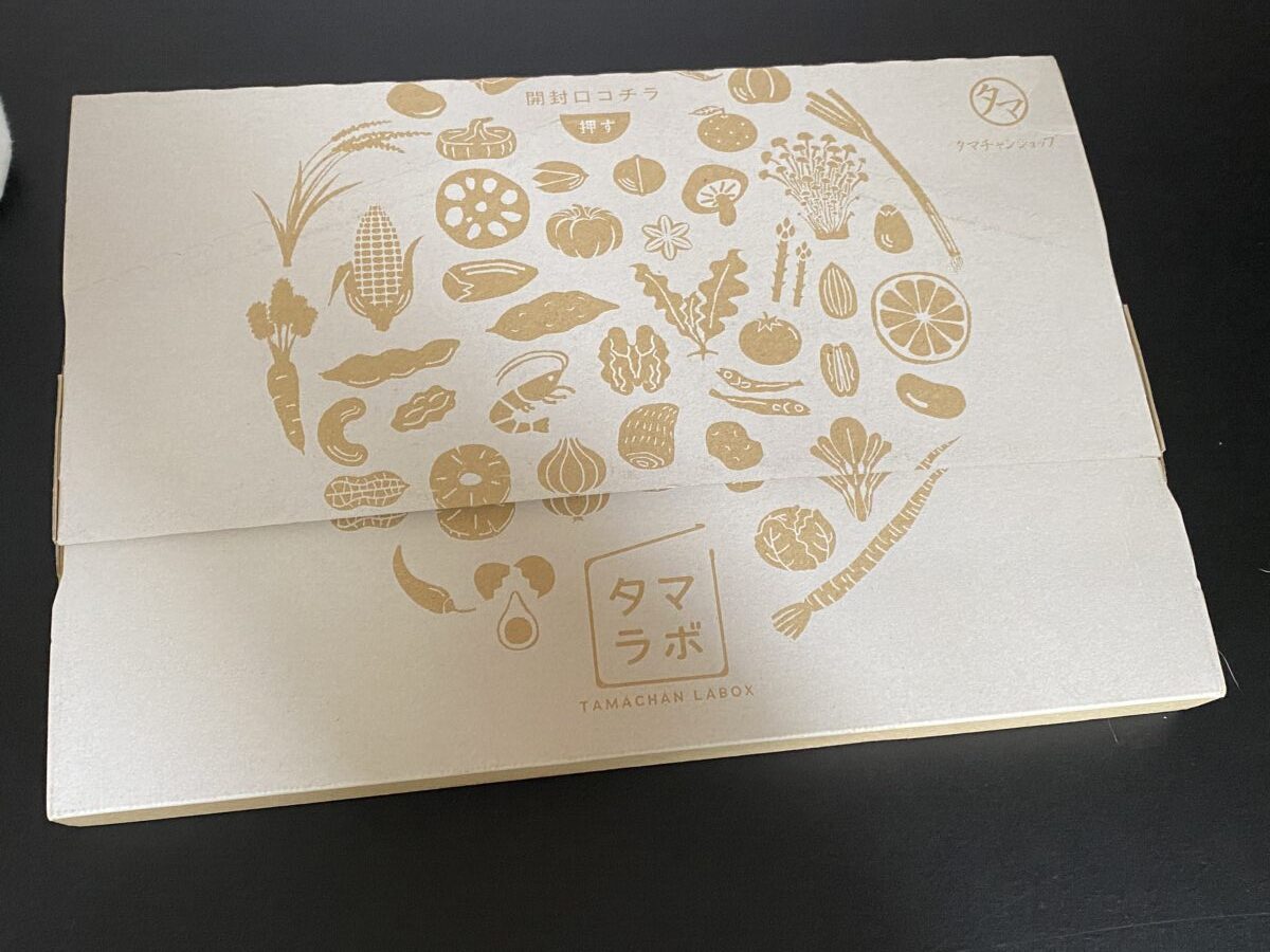 ヘルシーおやつの定期便「タマラボ」が入っているボックスの写真