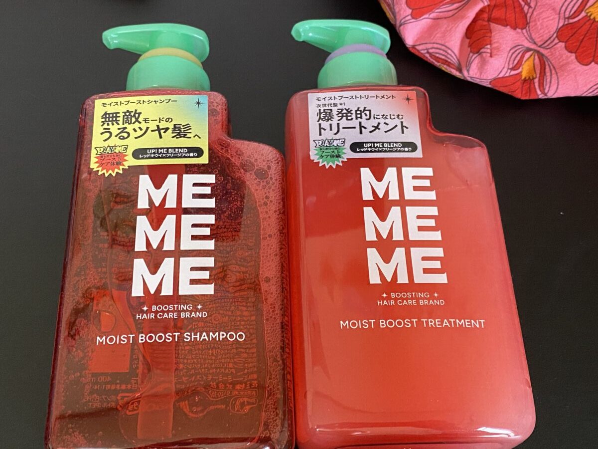 MEMEMEのシャンプーとトリートメントがはいってる