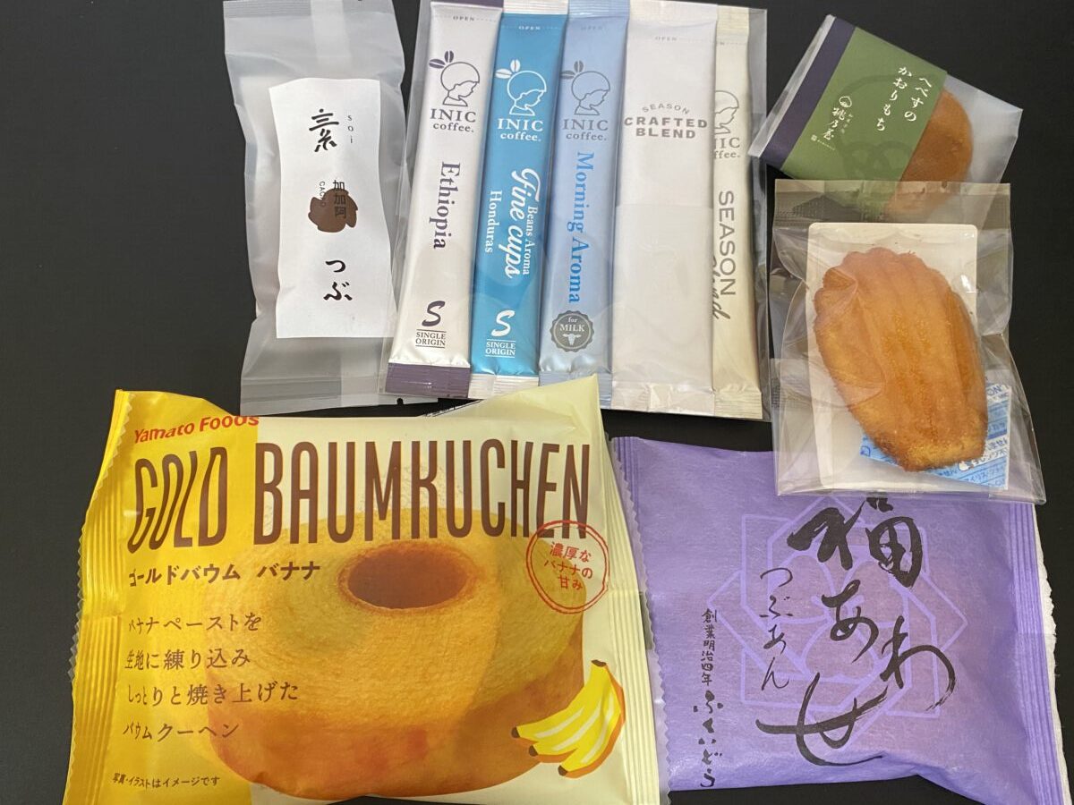 イニックコーヒーの定期便カフェメゾン7月号の珈琲とおやつたちの写真